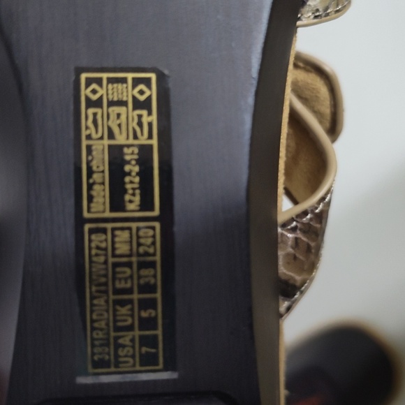 Vionic Sandal, Snake Print, Size 7 - Picture 9 of 12